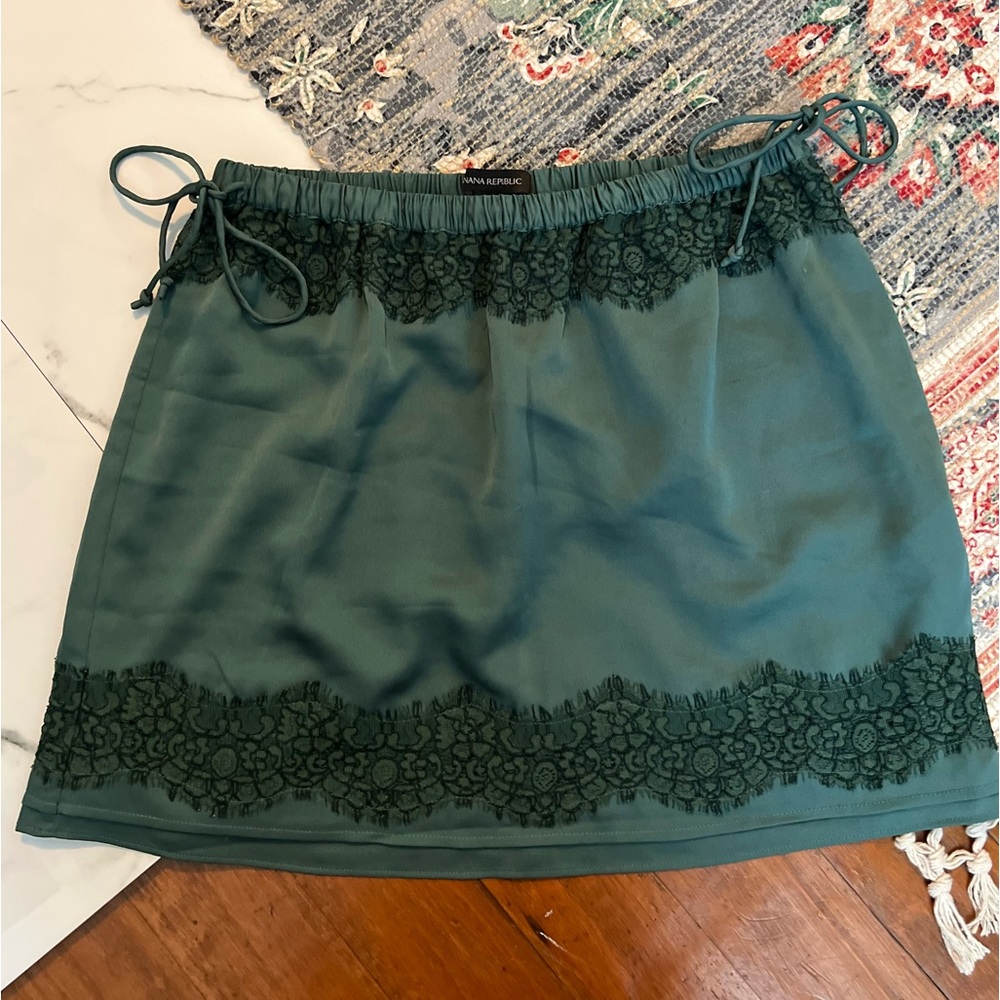 Banana Republic Women's Lace Mini-Skirts Size SMALL, Lined, NEW